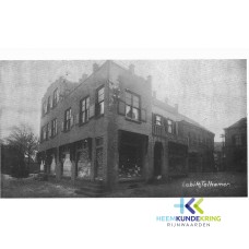 Foto 1929 Links de groentewinkel van Toon de Vries uit Aerdt Rechts firma Lindeboom 1925 werd familie Wekenborg filiaalhouder van de kruidenierszaak